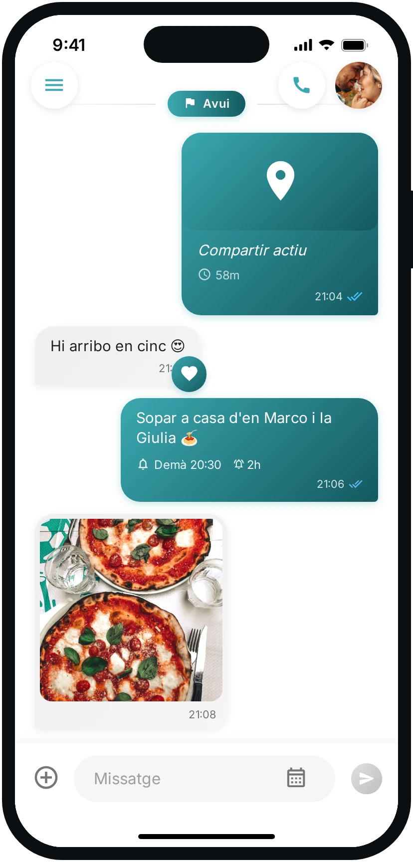 El mòbil amb el xat de Tuijo: un recordatori compartit, la ubicació al bar i una foto.