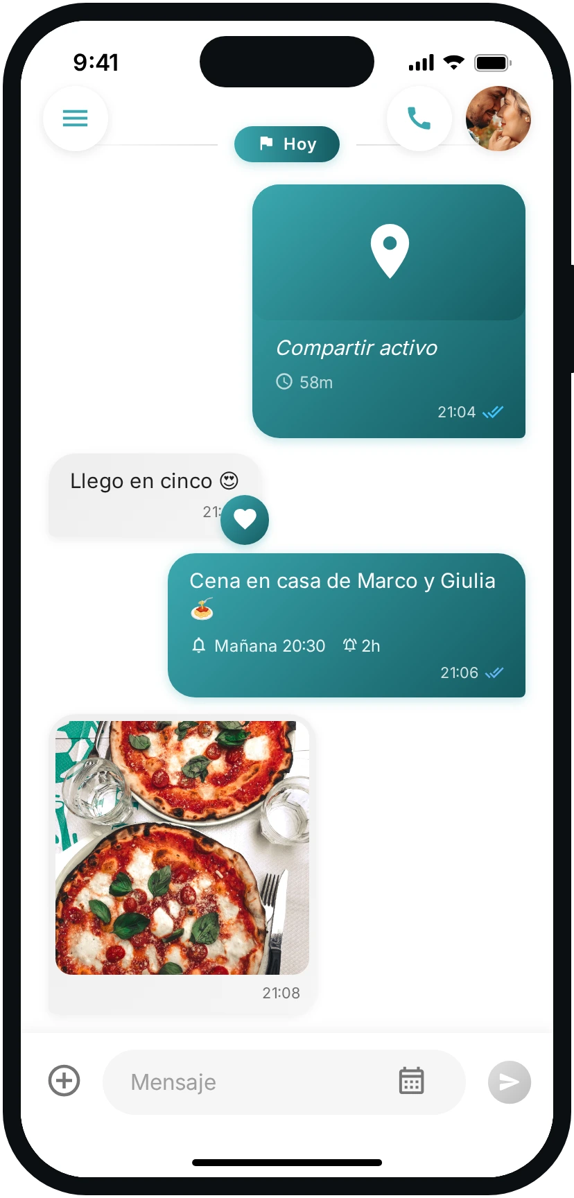 El móvil con el chat de Tuijo: un recordatorio compartido, la ubicación en el bar y una foto.
