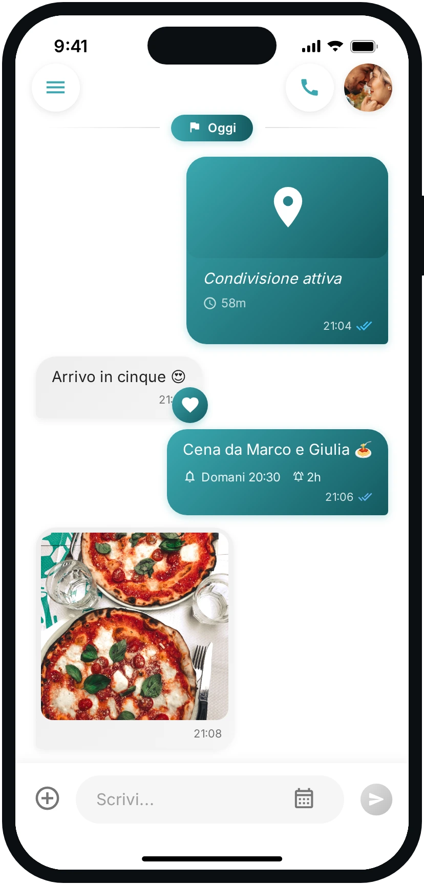 Il telefono con la chat di Tuijo: un promemoria condiviso, la posizione al bar e una foto.